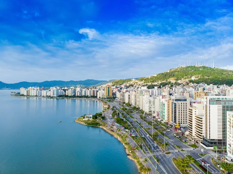 Vista panorâmica de Florianópolis, região atendida presencialmente pela Infoilha